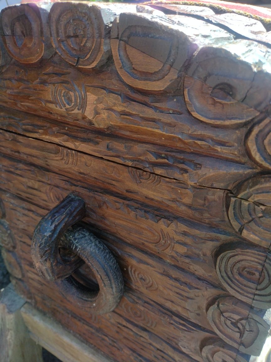 Stara drewniana skrzynia kufer rzeźbiona