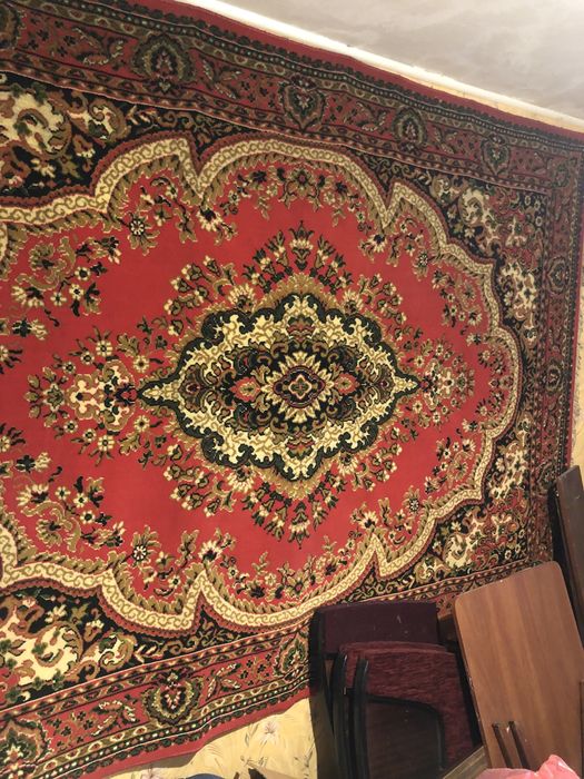 Продається Килим червоний настінний