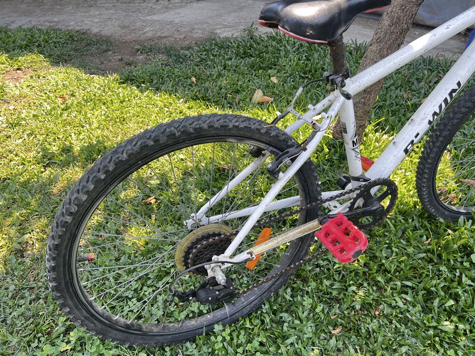 Bicicleta criança usada a andar