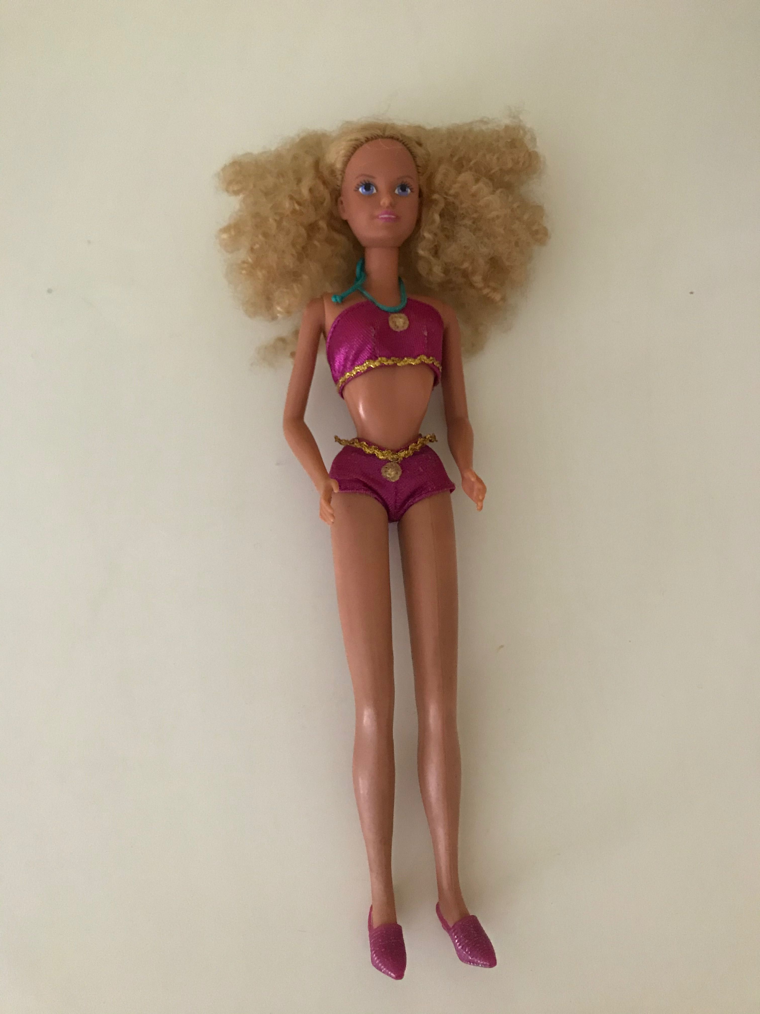 Boneca tipo barbie como nova