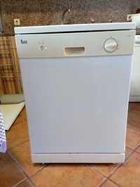 Máquina de lavar louça em funcionamento