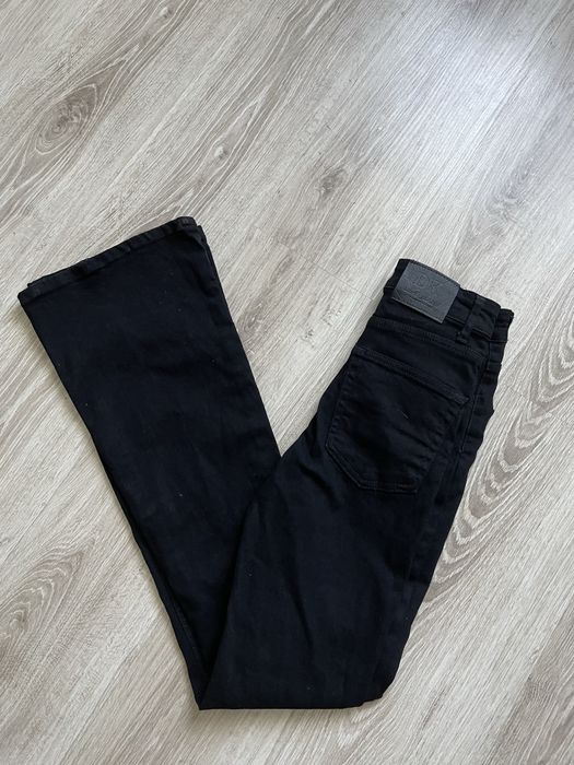 чорні джинси кльош на високій посадці