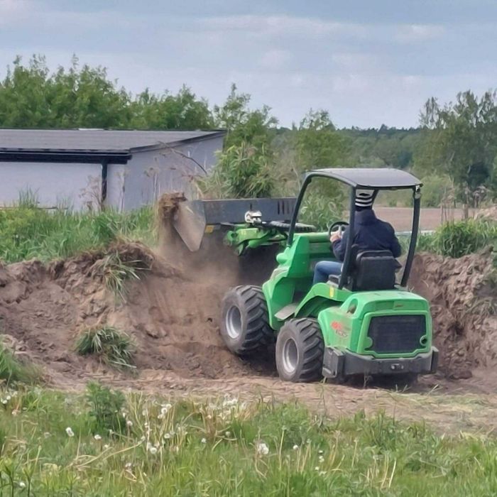 Usługi ogrodnicze glebogryzarką separacyjną Avant, zakładanie trawnika