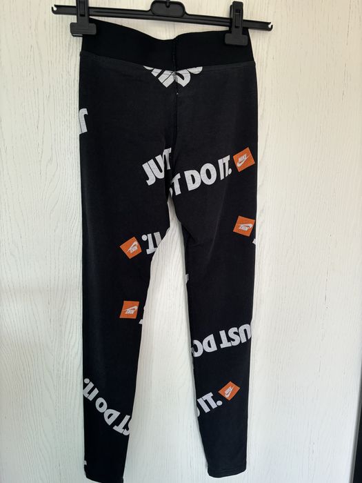 Czarne leginsy sportowe logowane nike