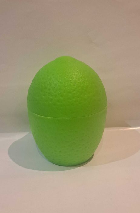 Pojemnik do przechowywania cytryny lub limonki w kształcie owocu