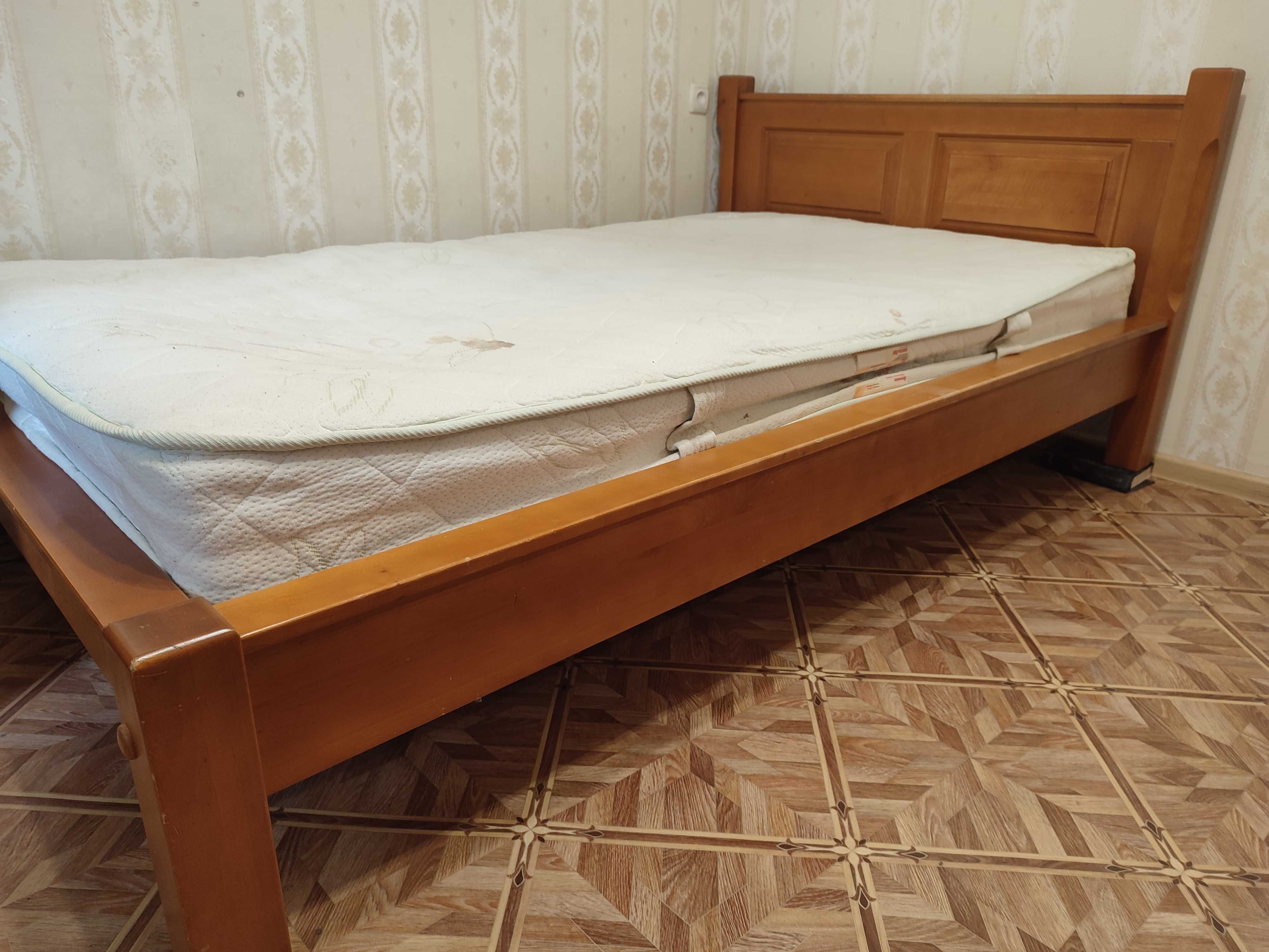 Двух спальная кровать (с матрасом) с цельного массива дерева.