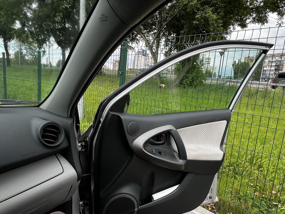 Toyota rav4 ev електромобіль