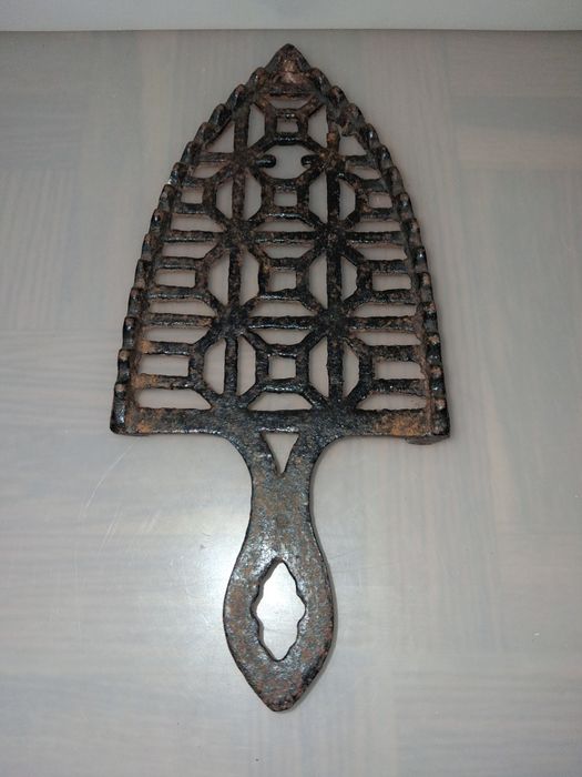 Antiga Base para Ferro de Engomar a Carvão