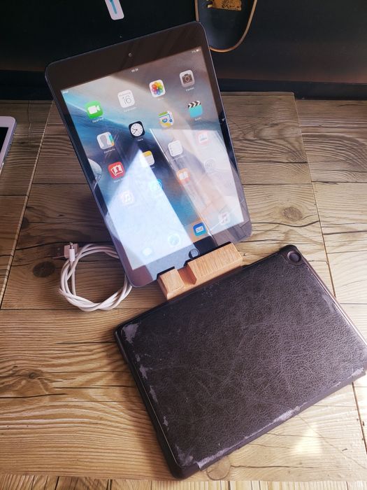 Продам Ipad mini + чехол + lightning