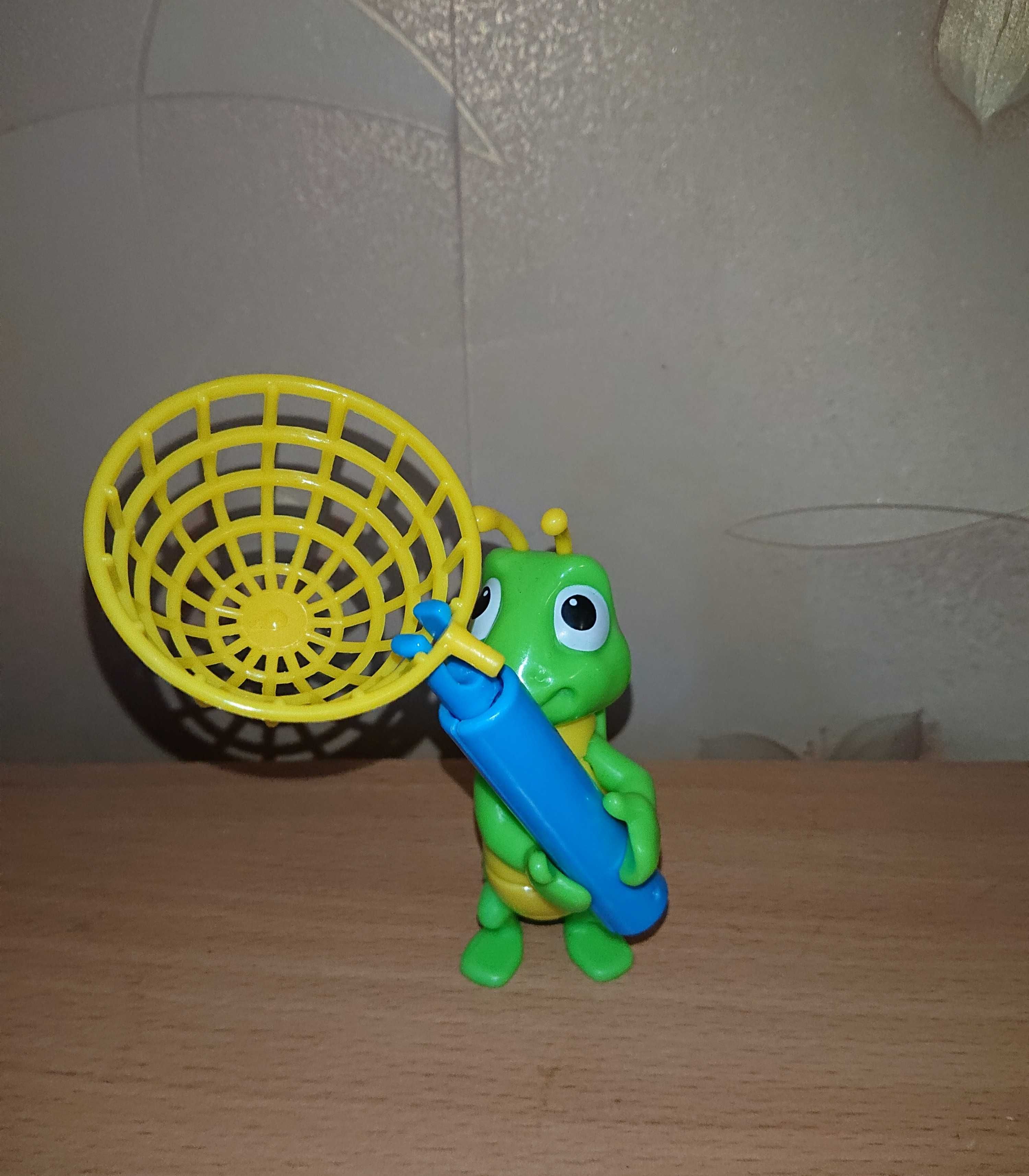 Игрушка фигурка кузнечик с сачком из киндер сюрприз