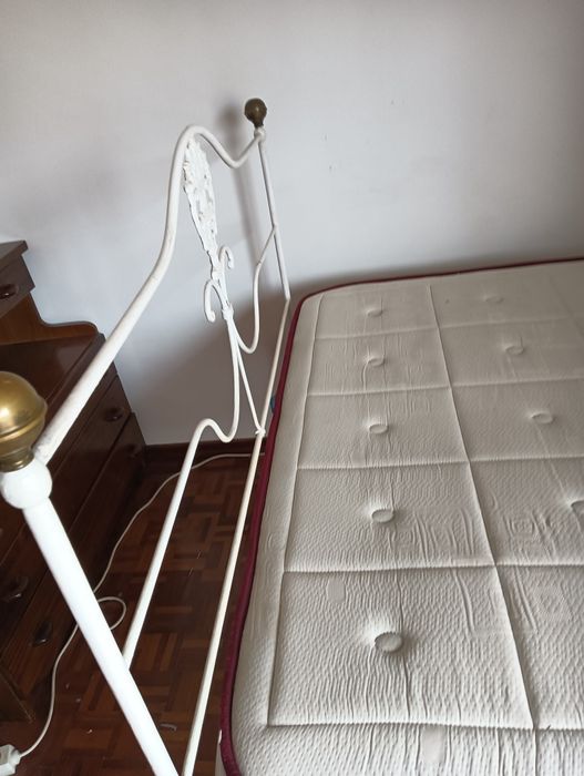 Cama casal completa em ferro. Colchão e estrado