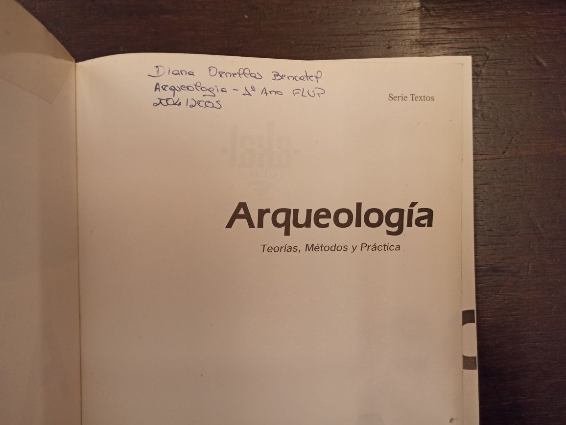 Livro Arqueología Teorías, métodos y prácticas