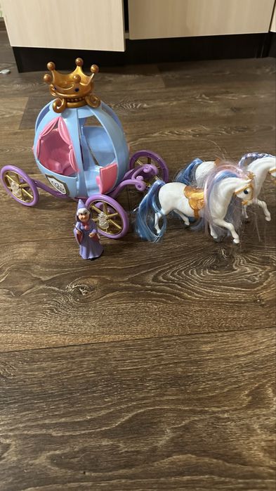 Карета з лялькою та лошадьми