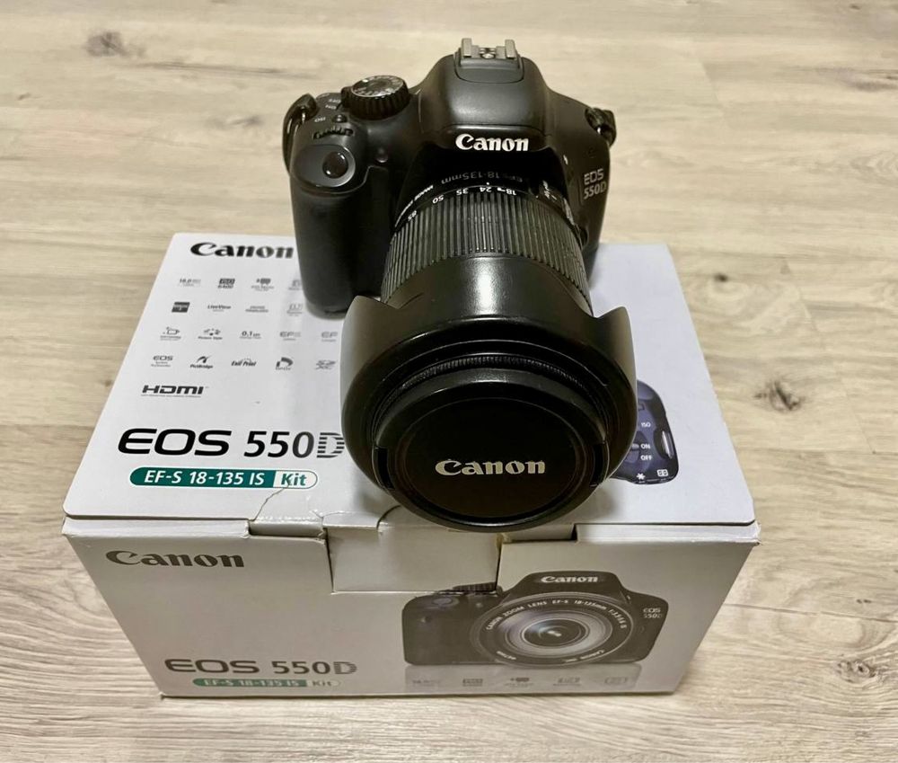 Фотоапарат Canon EOS 550D та обʼєктив 18-135mm