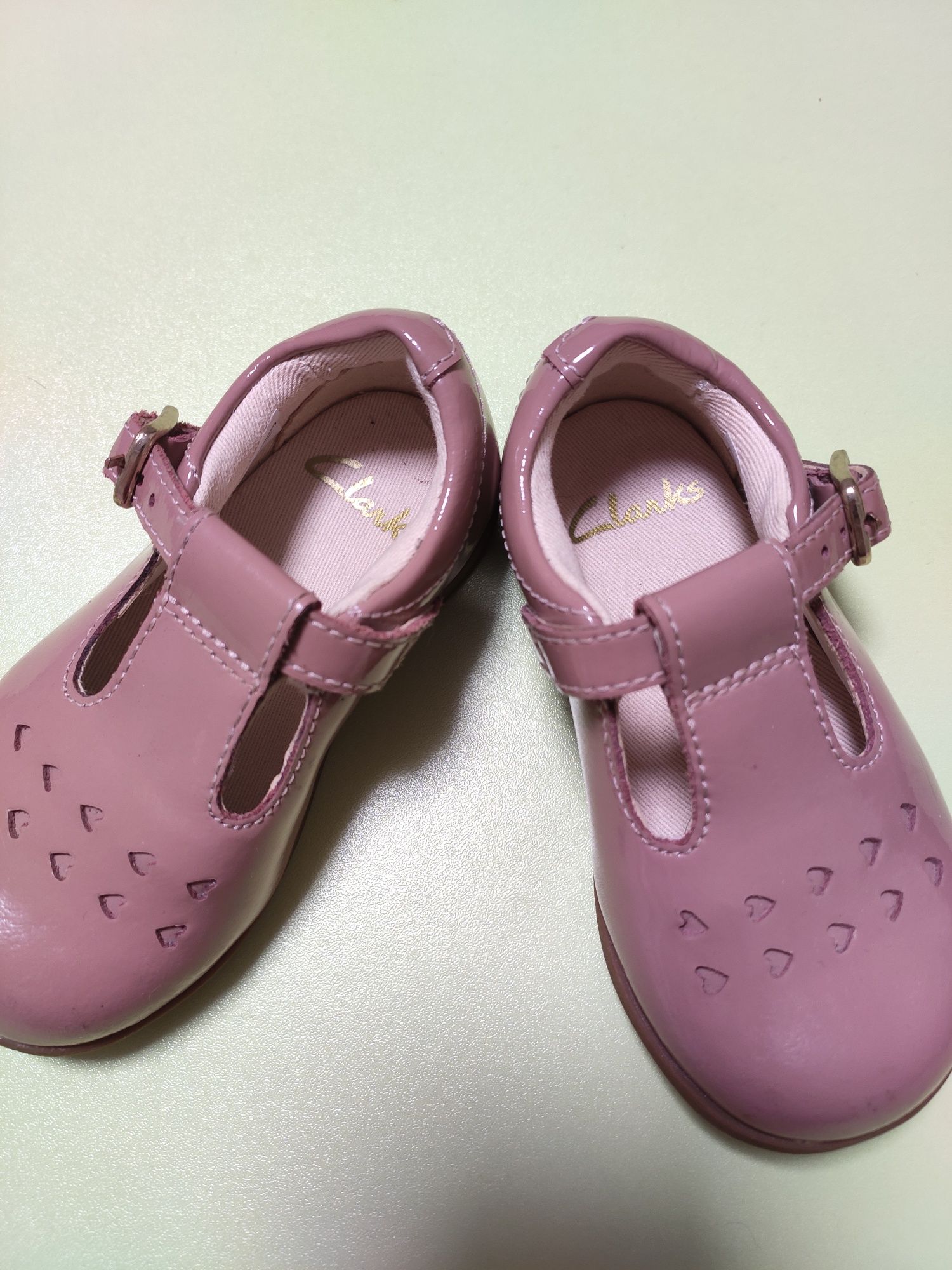 Взуття для дівчинки розмір 20-21 ( кеди H&M, туфлі Clarks)