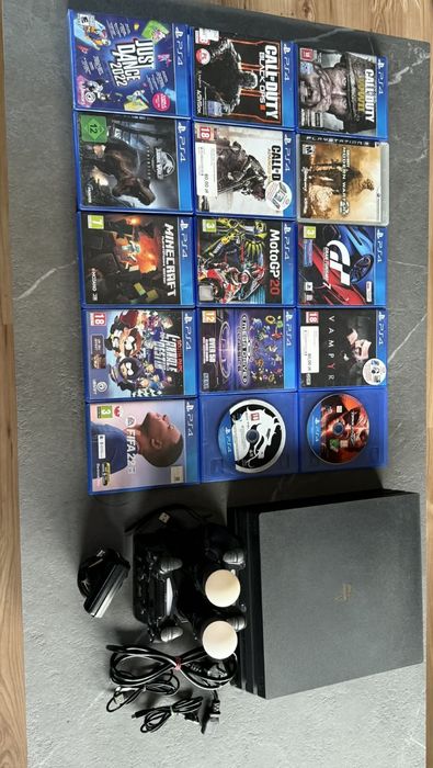 PlayStation 4 Pro 1TB + 2 pady + 2 kontrolery.  Move + kamera+15 gier