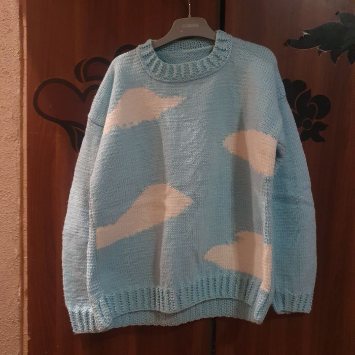 Sweter w chmurki