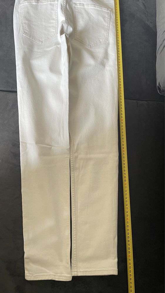 Białe spodnie jeans na lato H&M