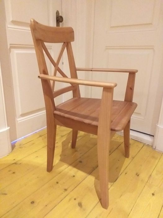 Cadeira em madeira linhas minimalistas