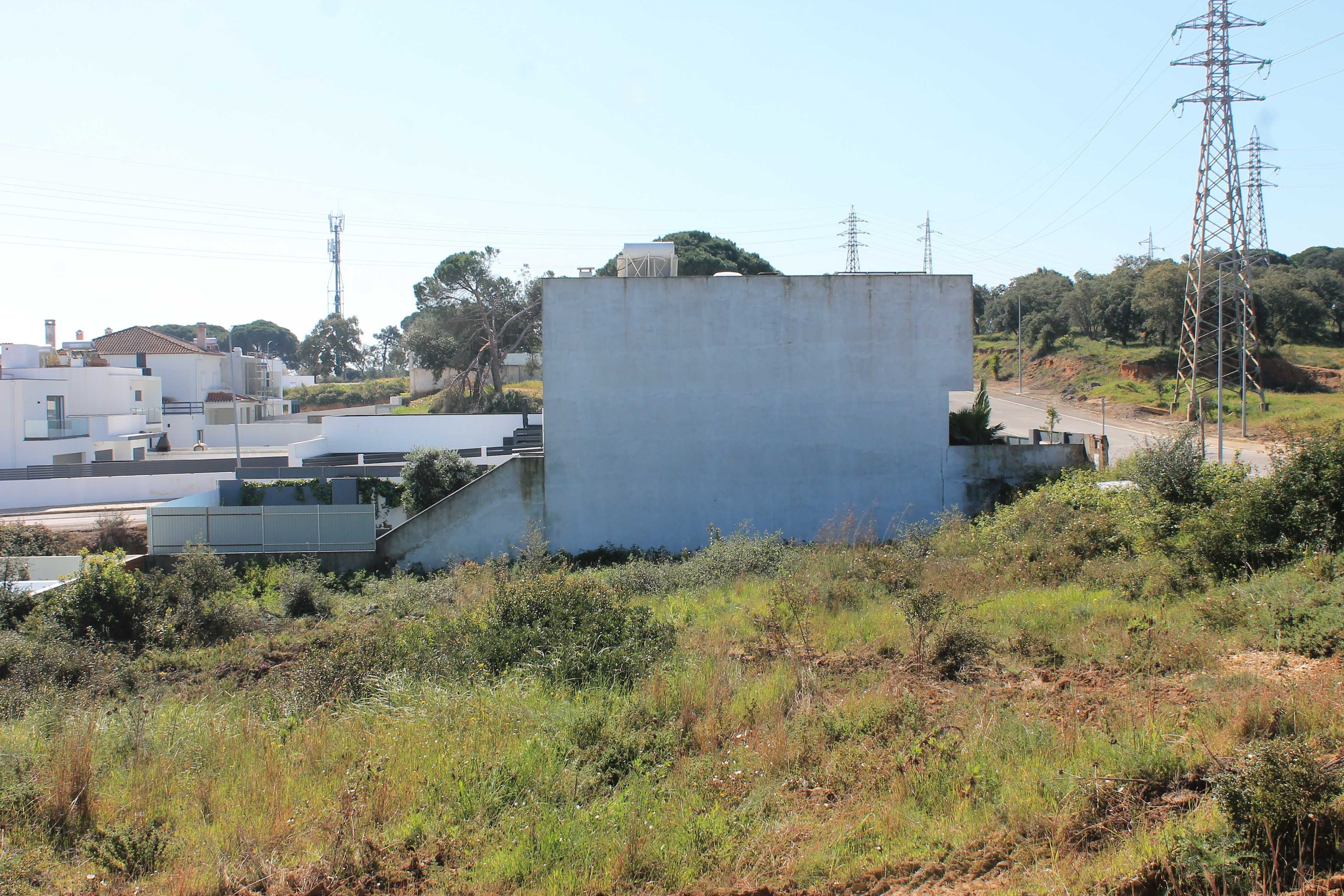 Terreno para construção de moradia, na Quinta da Amizade!