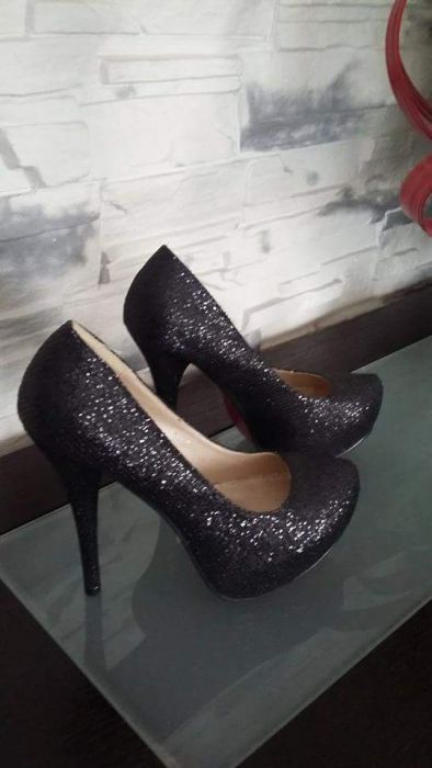 Śliczne czarne mieniące się szpilki z czerwoną modną podeszwa