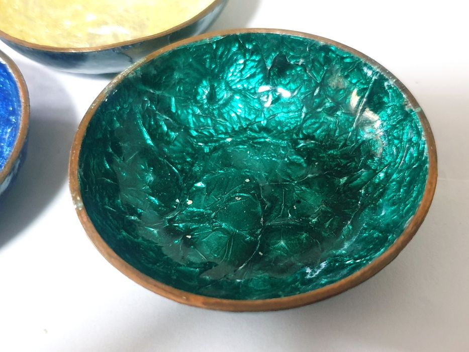 Conjunto de 3 lindas pequenas taças esmaltadas dos anos '50