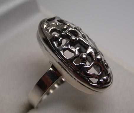 Srebrny pierścionek ażurowa ozdoba kulki R.11