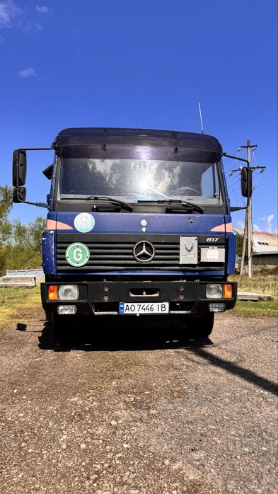 Автомобіль з краном маніпулятором