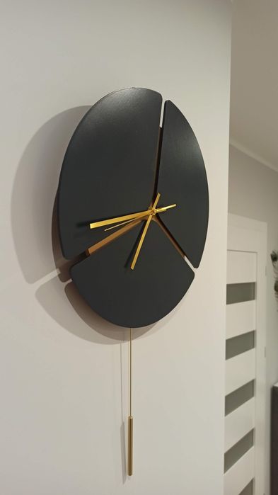 Duży zegar ścienny z wahadłem