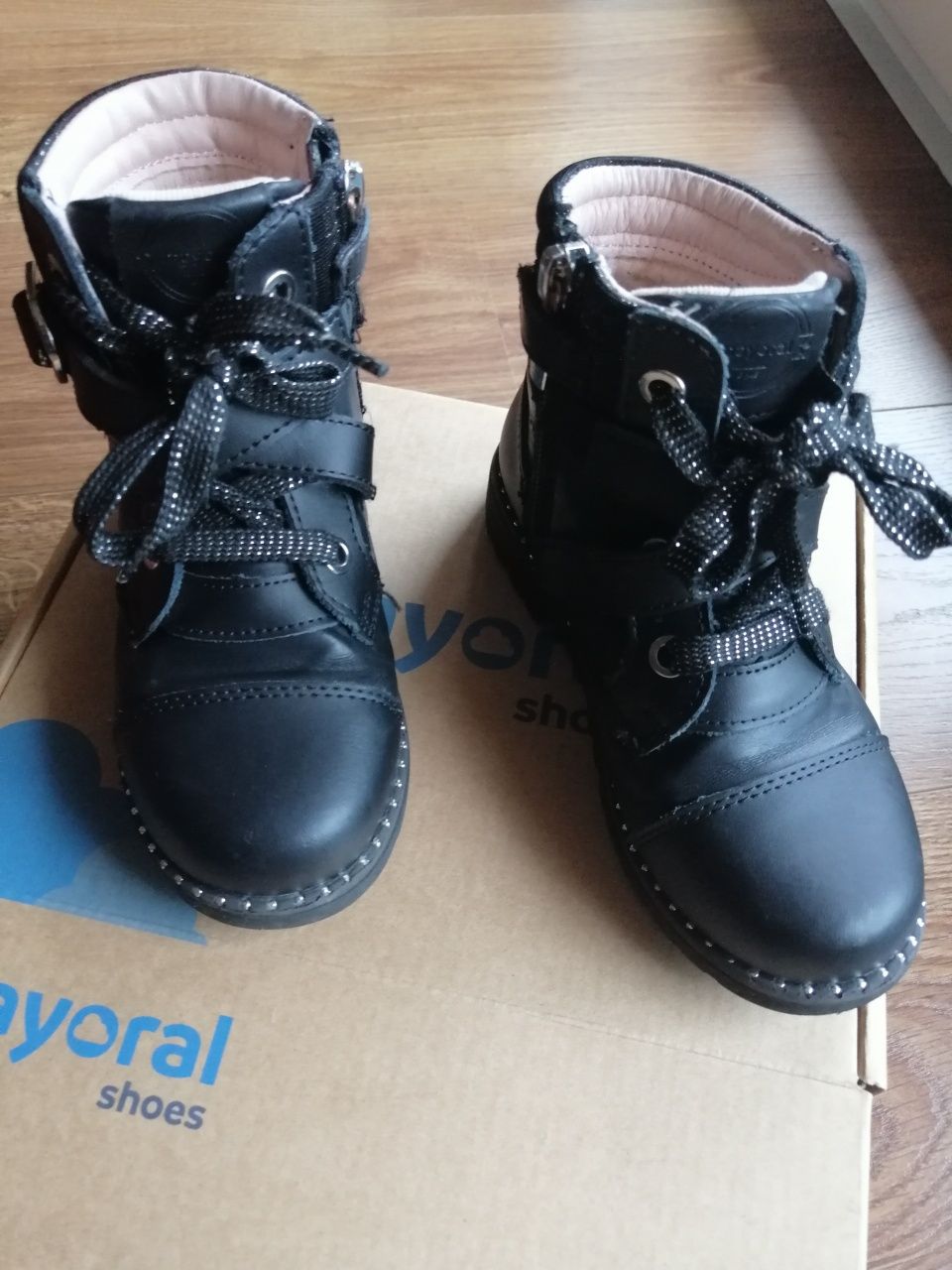 Botas de menina tamanho 27  marca Mayoral