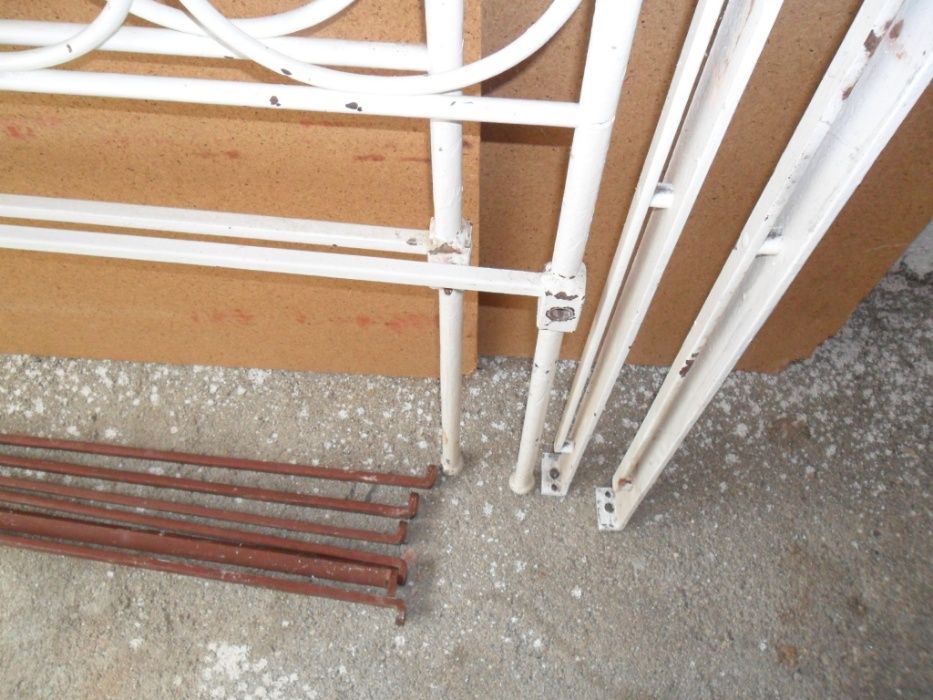 Cama individual de ferro  maciço, antiga