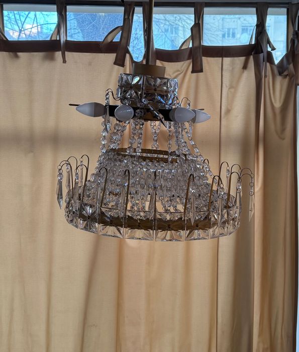 Подвесная «хрустальная» люстра классического типа