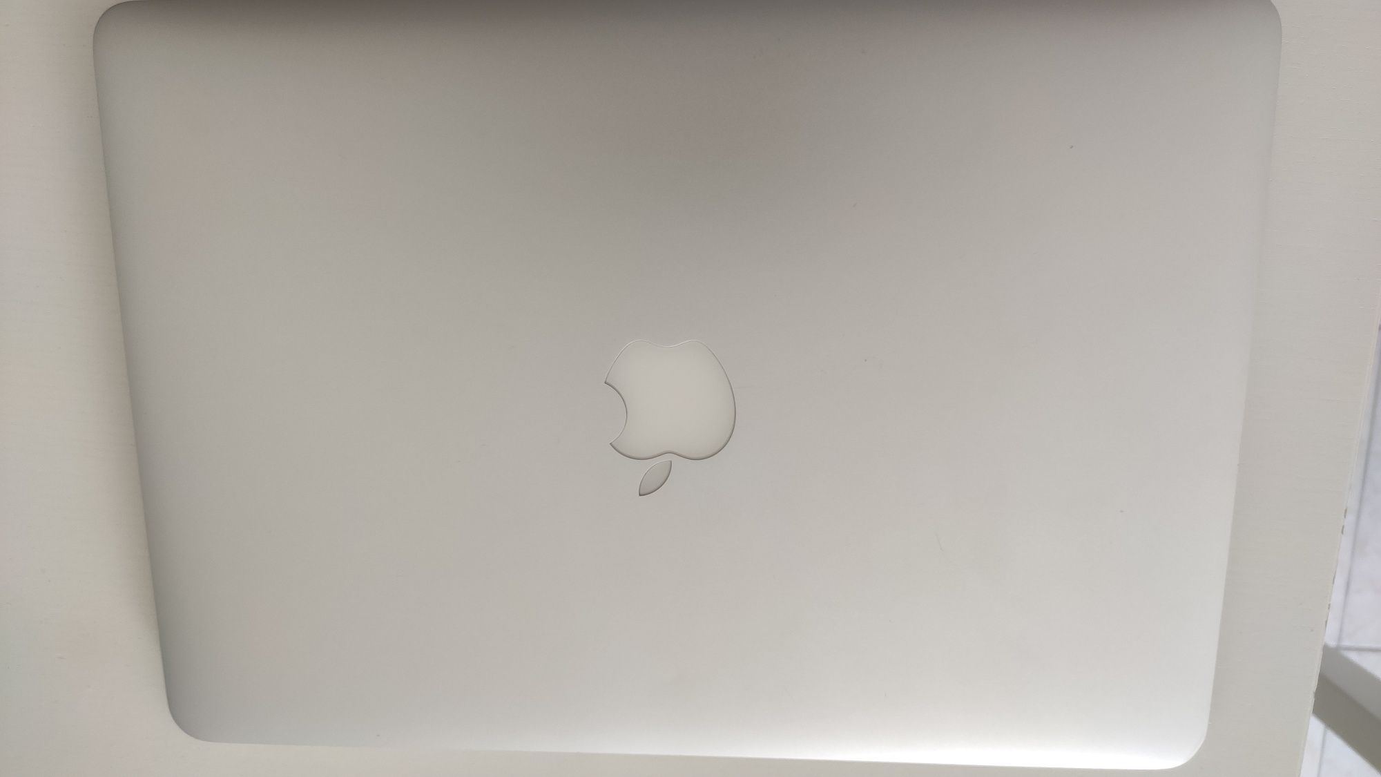 MacBook Air A1466 i5 4gb RAM 128gb SSD