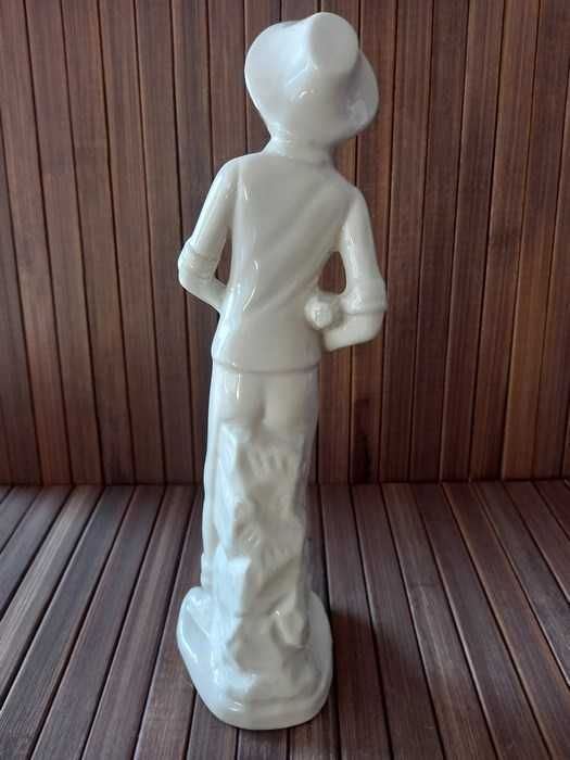 Porcelanowa figurka sygnowana ,vintage
