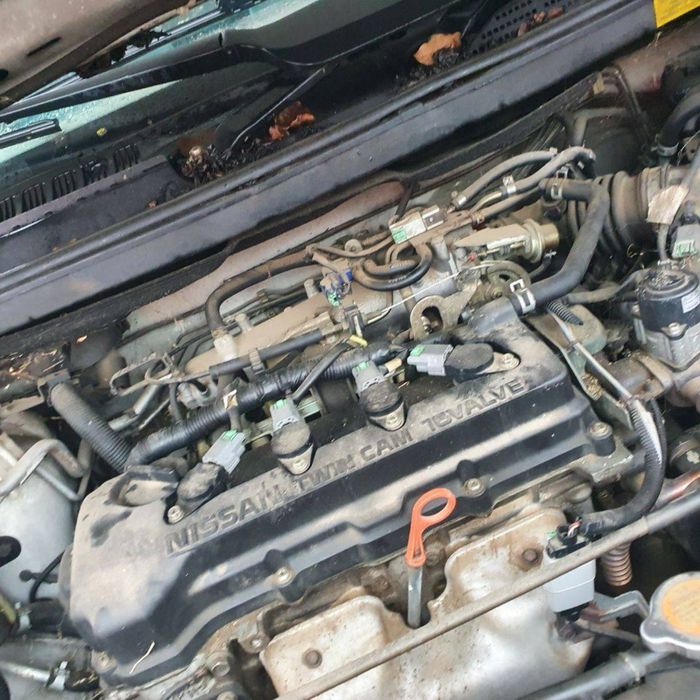 Nissan Almera Tino 1.8 benzyna 16V kolor srebrny na części