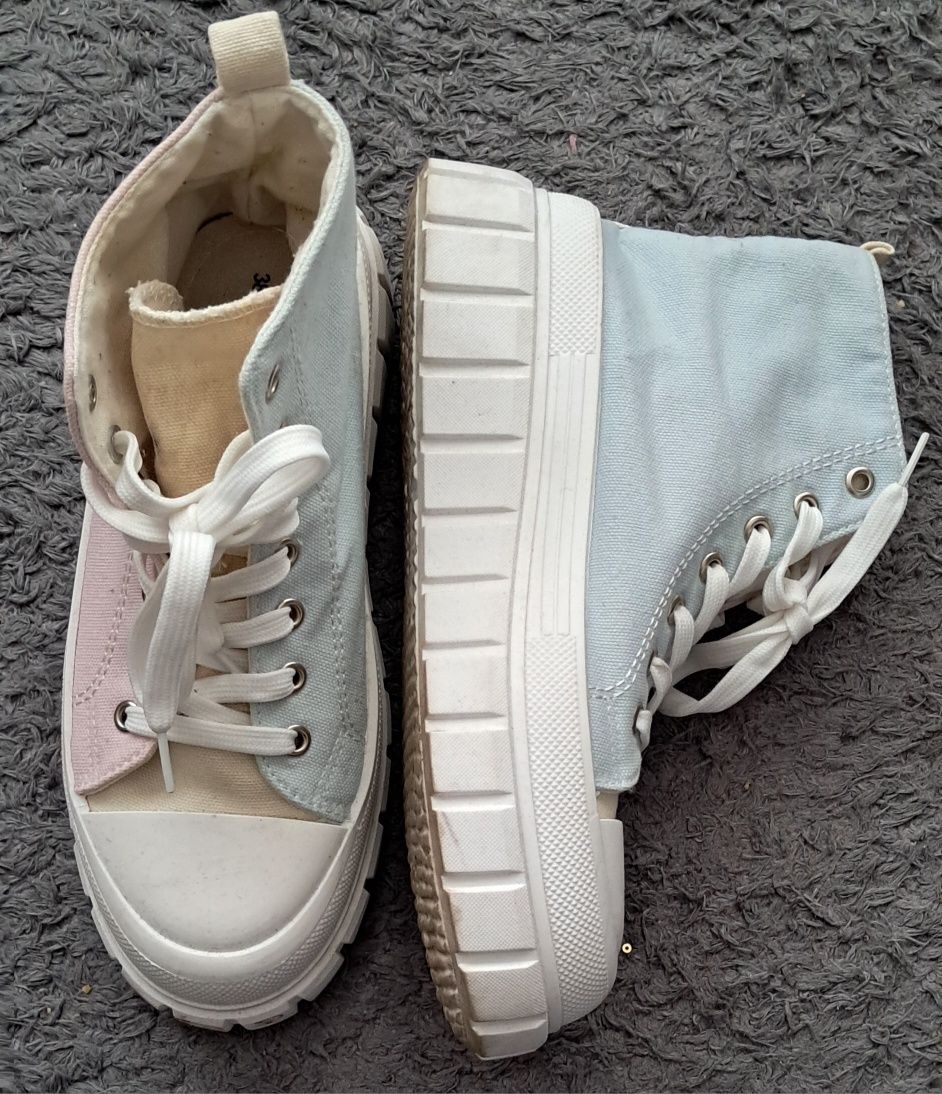 Fajne buty w stylu trampki na wysokiej podeszfie