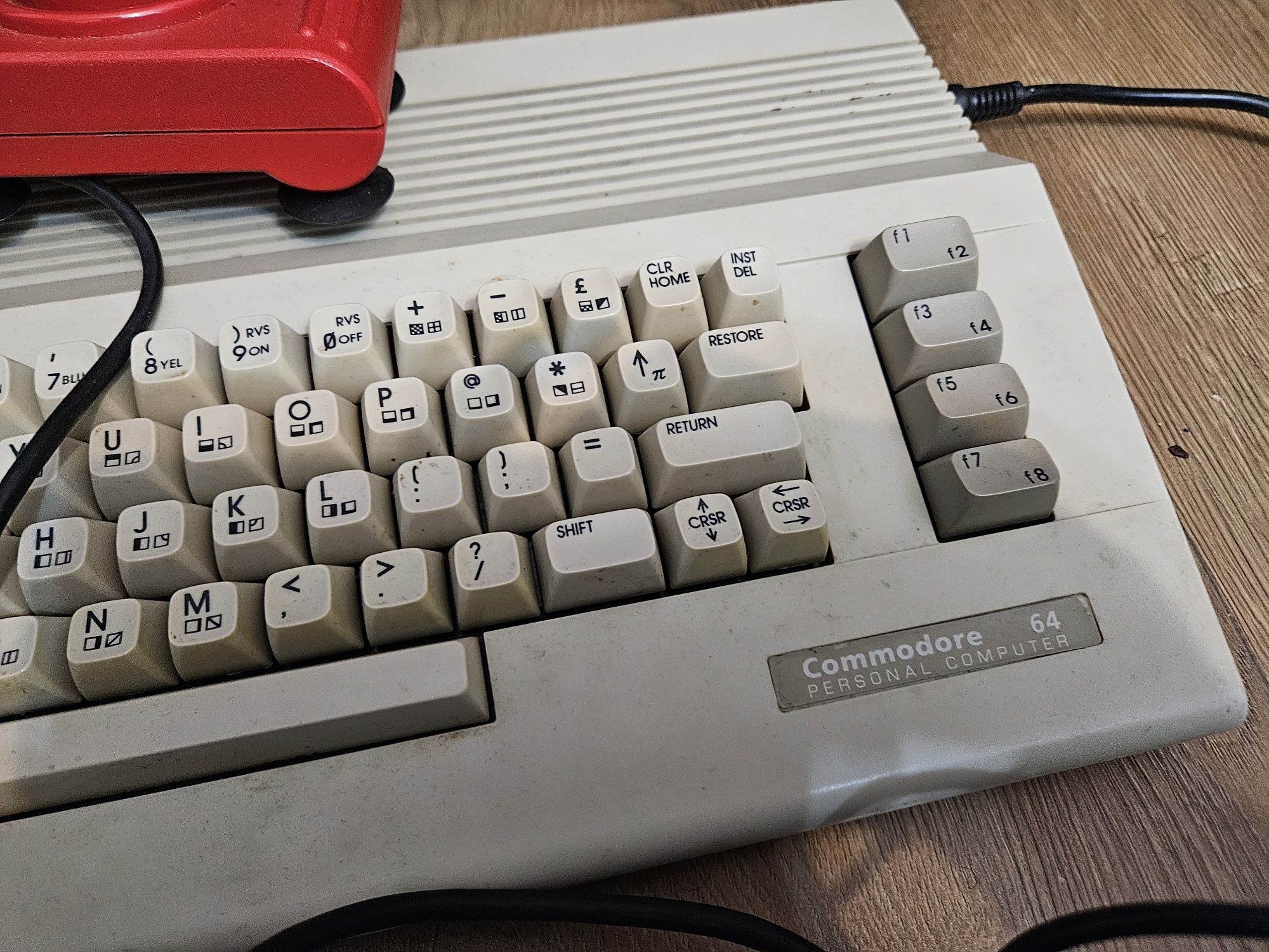 Stary retro komputer Commodore 64 plus magnetofon na kasety joystick