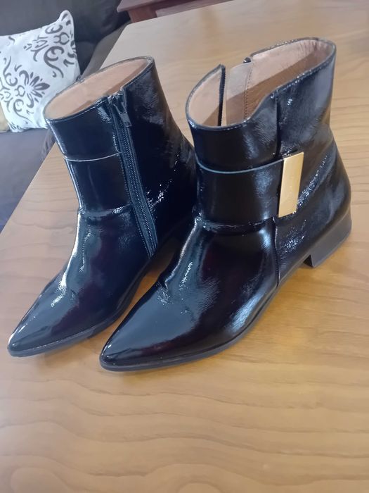 Botas em preto metalizado com revestimento em pele de Sofia Costa