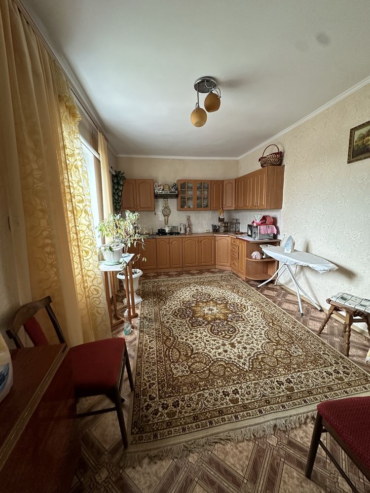 Продаеться будинок в м. Кагарлин район бджолопром