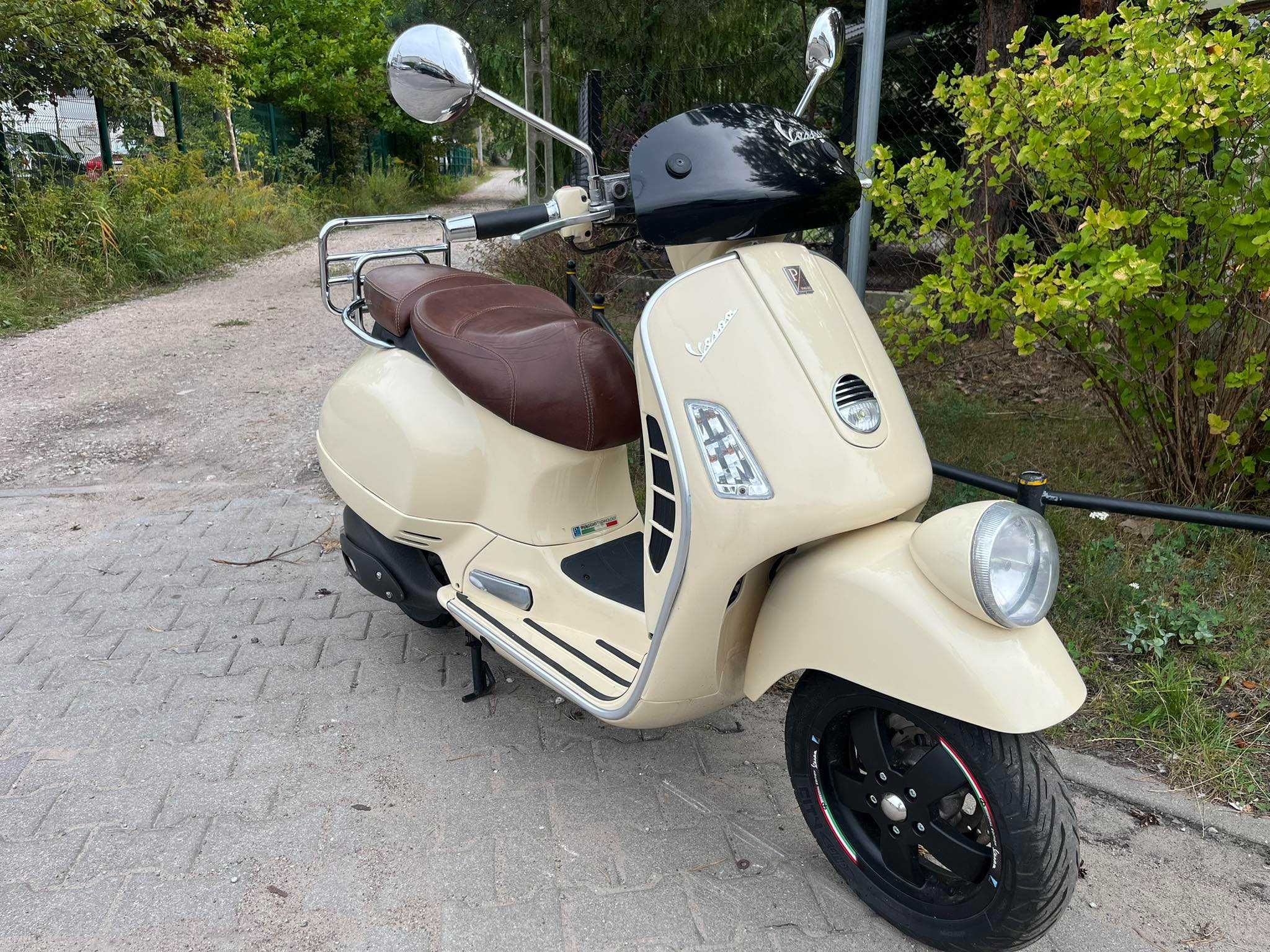 Piaggo Vespa GTV 125 na kategorię B  są inne Vespy