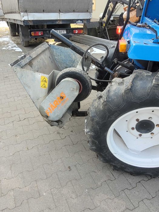 Posypywarka samozaładowcza do  małego ciągnika  na chodniki