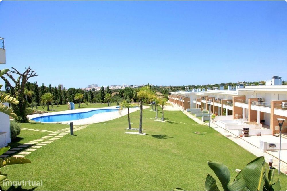 Moradia em Banda em Condomínio Privado com Piscina