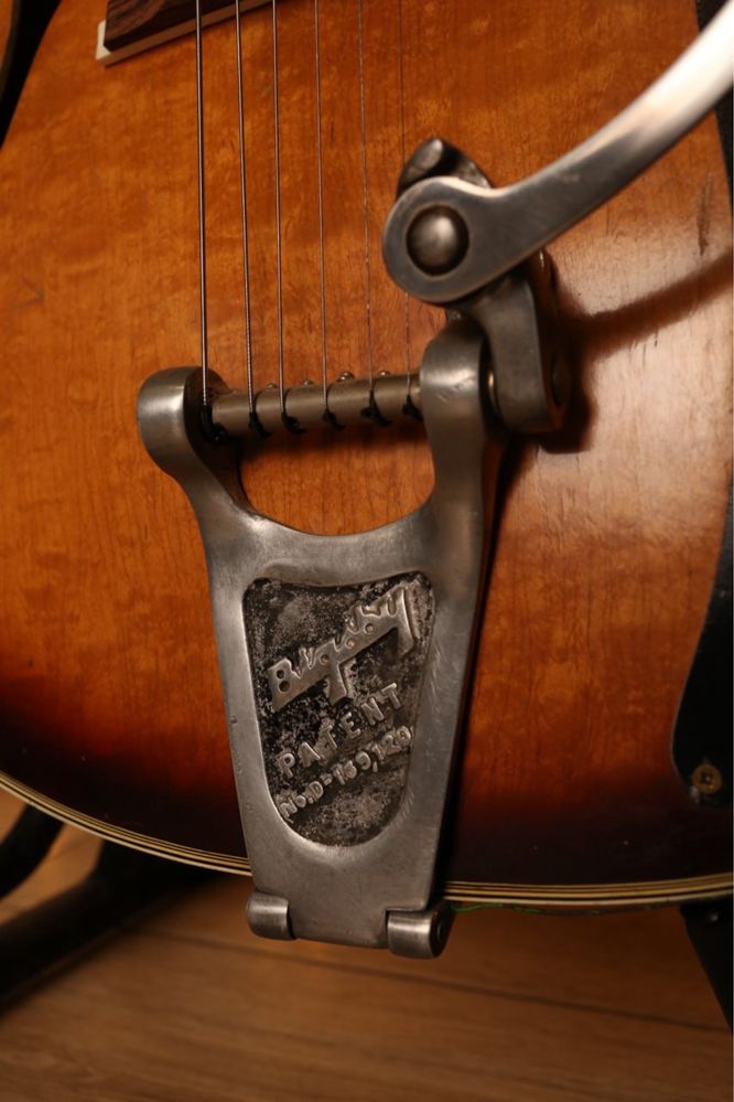 Hollowbody Vintage Guitar.