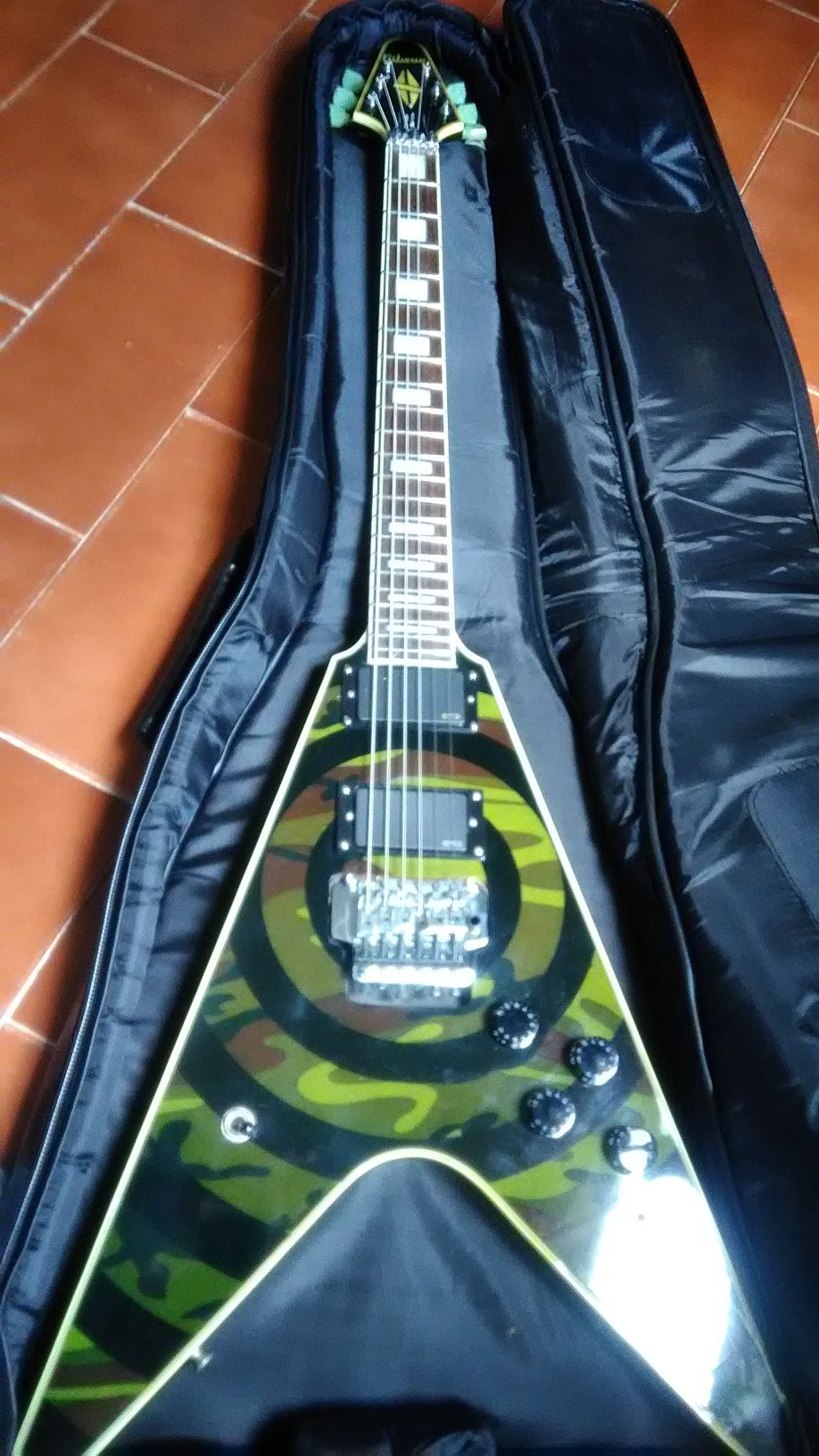 Gibson flying v chinesa zakk wylde Emg