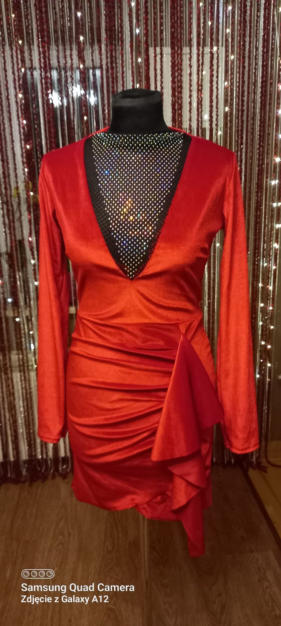 Czerwona welurowa sukienka cyrkonie