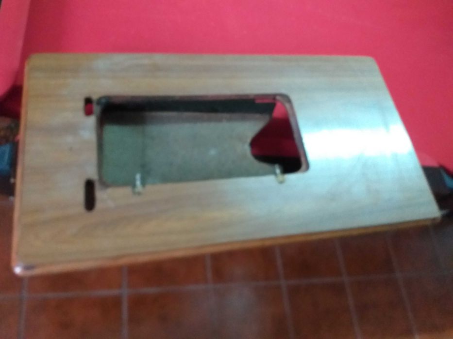 Maquina de costura e tampo