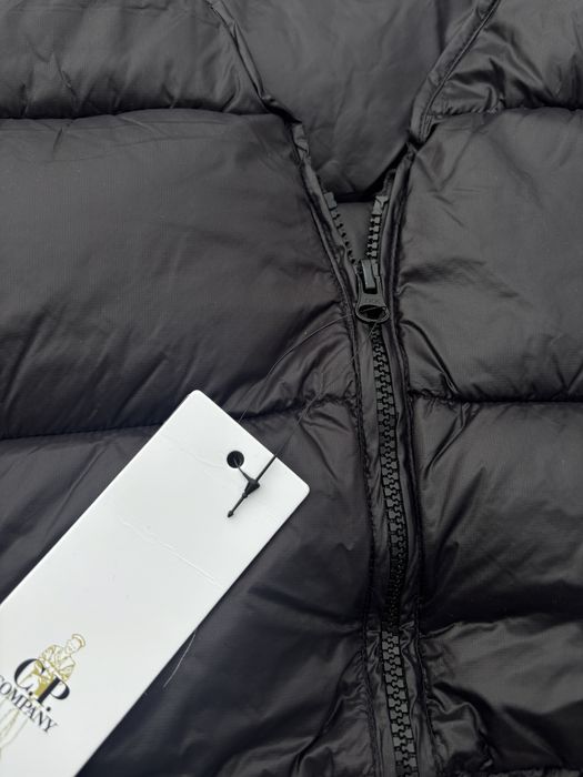 Пуховая жилетка безрукавка мужская черная с линзой C.P Company чорна
