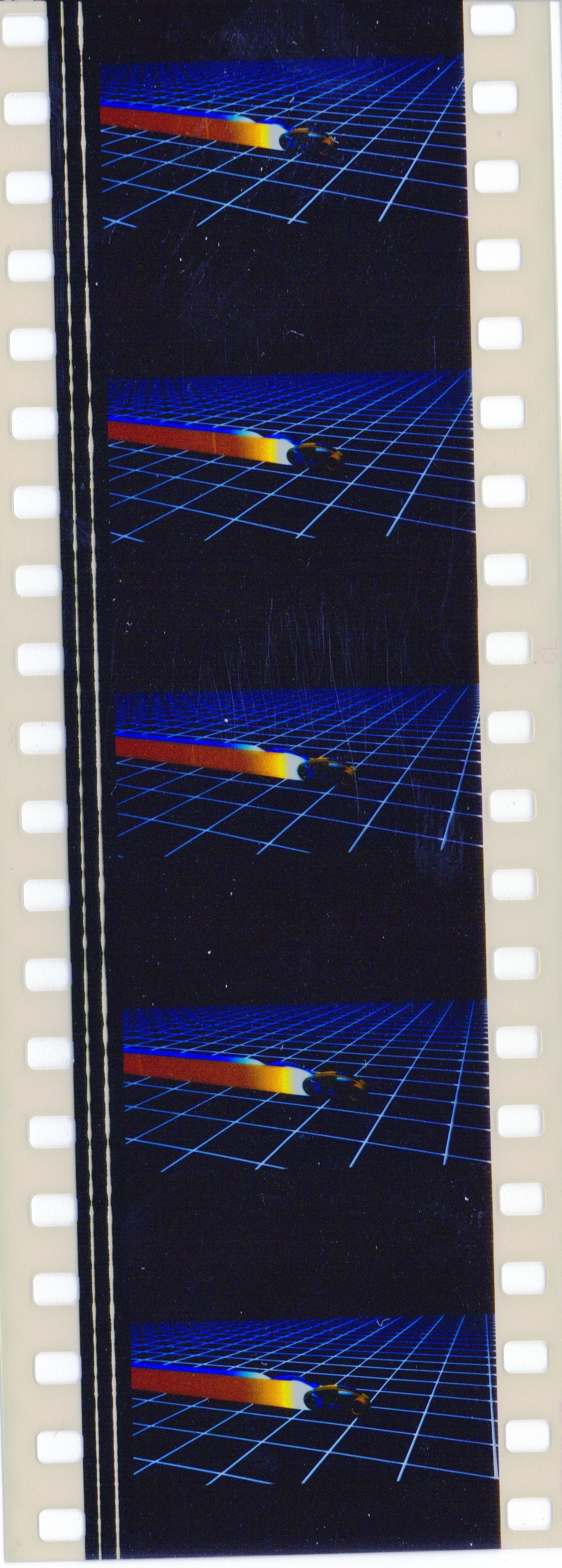 Fotogramas em película 35mm do filme culto TRON