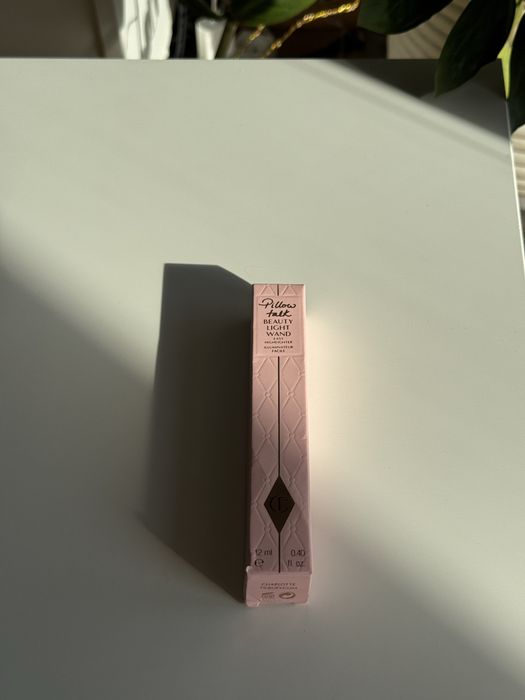 Charlotte Tilbury Beauty Light Wand – rozświetlacz w płynie
