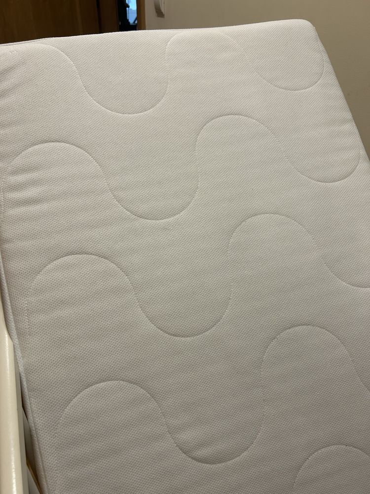 Berço e colchão ikea